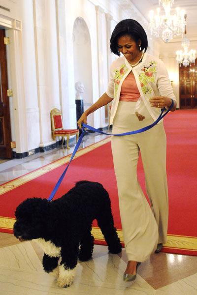 obama-arrives-with-family-dog-bo-for-an-event-to-welcome-children-of-white-house-employees-to-the-white-house-in-washingtonblog-hotel-Jeu-De-Paume-paris Les stars sont folles de leur chien!