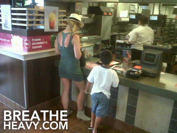 brit mcdonalds Photo : Britney Spears à McDonald le 1er mai