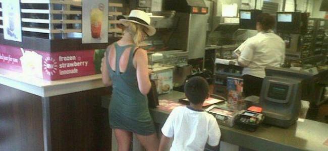 Photo : Britney Spears à McDonald le 1er mai