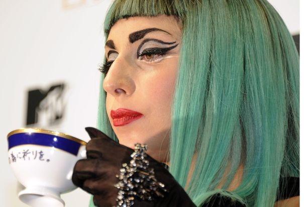 Lady Gaga vend sa tasse aux enchères !