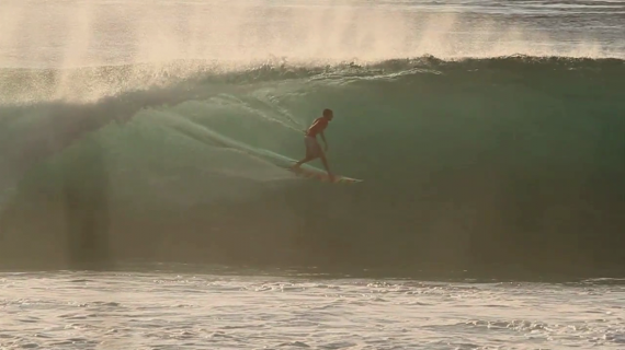 Low tide and growing : surf in Indo !