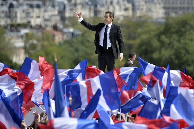 «La vraie fête du travail». «Mes chers amis, vous êtes 200 000!» lance Nicolas Sarkozy sur fond de ciel bleu, et devant la tour Eiffel. Le candidat UMP promet à ses partisants de faire rendre gorge aux «insulteurs» qui ont condamné sa fête du travail, à commencer par les syndicats: «Je le dis aux syndicats, posez le drapeau rouge et servez la France. Je le dis aux syndicats, laissez de côté les partis. Votre rôle est de défendre les salariés et de défendre le travail. Rappelez vous votre mission. Ne la trahissez pas. «Ceux que vous soutenez, ne vous le rendront pas» martèle encore Nicolas Sarkozy avant de fustiger une gauche qui selon lui «promet le matracage fiscal des classes moyennes» et l'abandon des salariés. Nicolas Sarkozy conclue «je me battrai, jusqu'à la dernière seconde de la dernière minute». Voilà qui donne le ton pour le duel télévisé, le débat qui l'opposera ce soir à François Hollande.