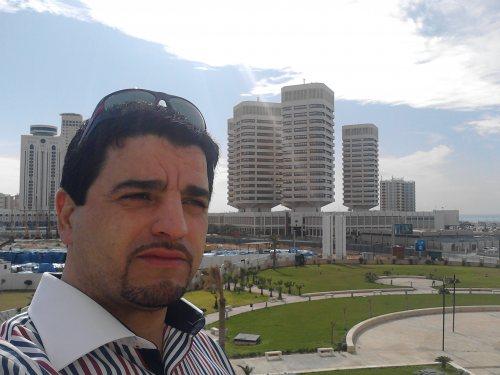 Khalid EL Moutaani devant l'hôtel Corinthia de Tripoli