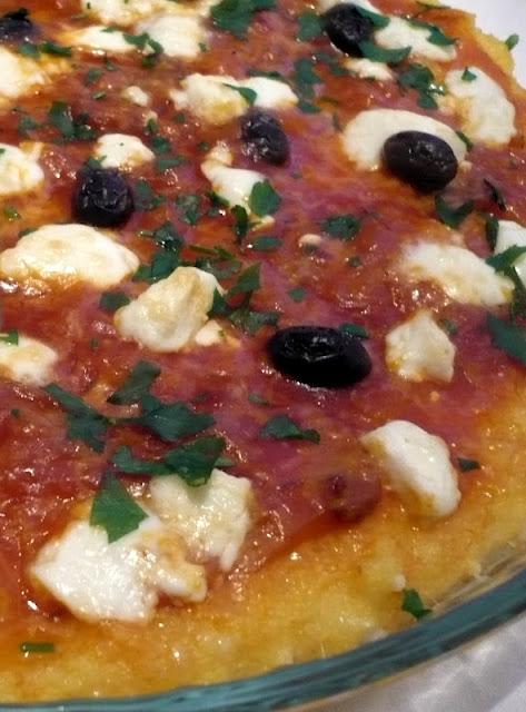 Tarte à la polenta express : comme une pizza... à la polenta ! Tarte à la polenta express : comme une pizza... à la polenta !
