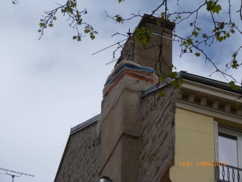 Une cheminée cassée et dangereuse depuis vendredi à Saint-Etienne(photos perso d'hier) STE 5 MAI 2012 ET BOUQUET 001.jpg