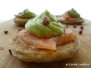 Blinis d'épeautre express au saumon et à la crème d'avocat au wasabi Recette bio : Blinis d'épeautre express au saumon et à la crème d'avocat au wasabi