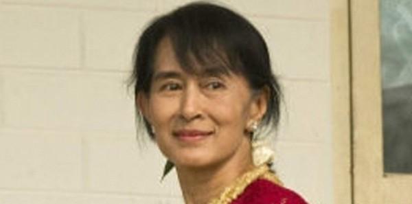 Aung San Suu Kyi sans frontières !  Après plus de 20 ans d'interdiction de sortie de Birmanie, la Dame de Rangoun est enfin libre de voyager où elle veut!