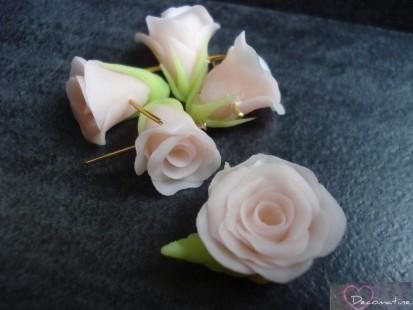 4 perles + cabochon roses claires en porcelaine froide