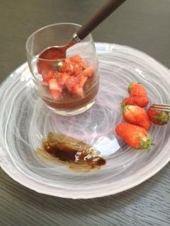 un dessert sain : creme chocolat coco et fraises LA PARISIENNE DE YAQUOIDANSMONFRIGO