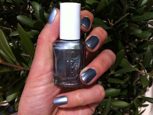 Reine des Glaces avec les vernis Essie Mirror Metallics - Poulette Blog Reine des Glaces avec les vernis Essie Mirror Metallics
