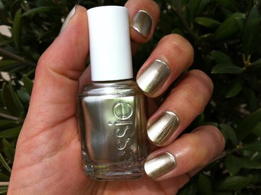 Reine des Glaces avec les vernis Essie Mirror Metallics - Poulette Blog Reine des Glaces avec les vernis Essie Mirror Metallics