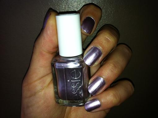 Reine des Glaces avec les vernis Essie Mirror Metallics - Poulette Blog Reine des Glaces avec les vernis Essie Mirror Metallics