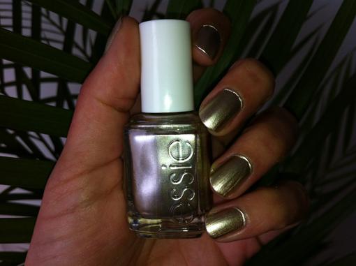 Reine des Glaces avec les vernis Essie Mirror Metallics - Poulette Blog Reine des Glaces avec les vernis Essie Mirror Metallics