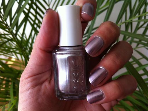 Reine des Glaces avec les vernis Essie Mirror Metallics - Poulette Blog Reine des Glaces avec les vernis Essie Mirror Metallics