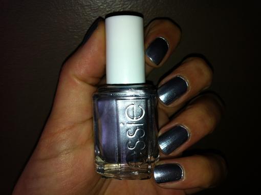 Reine des Glaces avec les vernis Essie Mirror Metallics - Poulette Blog Reine des Glaces avec les vernis Essie Mirror Metallics