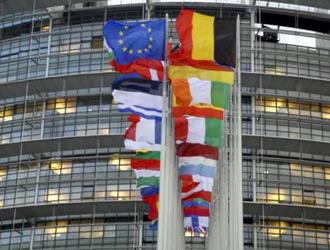 drapeaux européens La responsabilité du centre-droit dans la crise