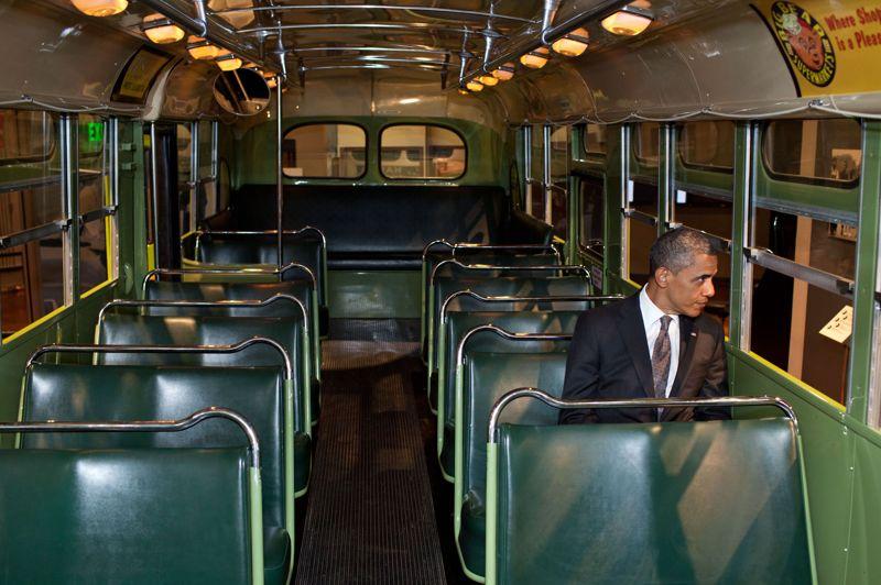 Là où tout a commencé. C'est un symbole fort.Très ému,l eprésident américain Barack Obama regardepar la fenêtre du bus où Rosa Parks, figure de la lutte contre la ségrégation raciale aux EtatsUnis, a commencé son combat, le 1er décembre 1955, à Montgomery, dans l'Alabama. Ce jour là, dans ce bus conservé aujourd'hui par le musée Henry Ford de Dearborn (Michigan), la jeune couturière noire refuse pour la première fois de céder sa place à un Blanc. Arrêtée par la police, elle estcondamnée à payer une amendede 15 dollars. Mais elle fait appel. Martin Luther King, un jeune pasteur noir de 26 ans, lance alors une campagne de boycott contre la compagnie de bus. Elle durera 381 jours et entraînera la fin de la ségrégation dans les transports.