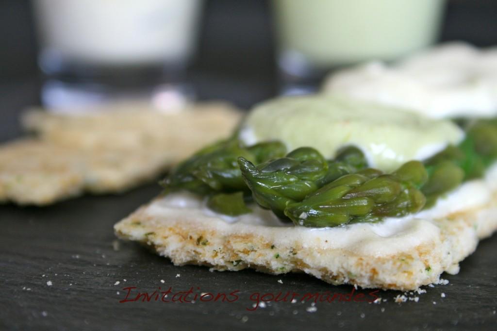 IMG_4862 ASPERGES VERTES SUR CROQUANT À L’HUILE D’OLIVE, SAUCE MOUSSELINE EN VERT ET BLANC