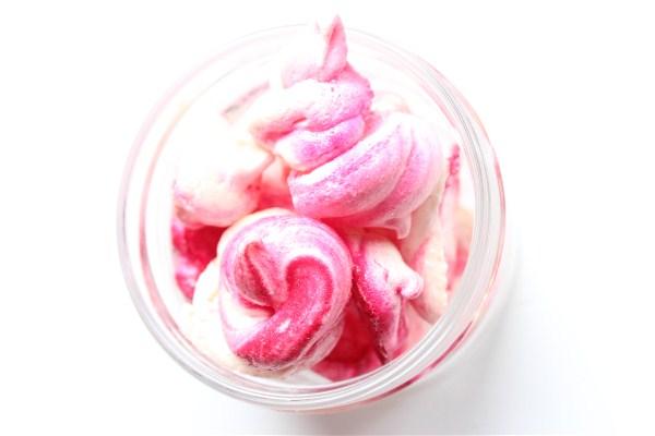 meringues Faire une sweet table pour l’anniversaire de ma fille, ouais une belle table quoi!