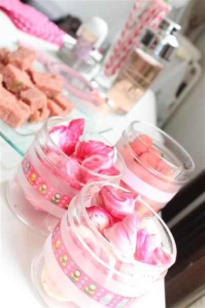 sweet table Faire une sweet table pour l’anniversaire de ma fille, ouais une belle table quoi!