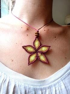 La ronde des créatrices : Bonne fête MAMAN Collier en Macrame fleur bordeaux, orange, jaune