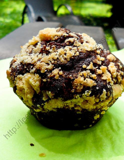 Muffins chocolatés à la banane et au streusel aux noix de pécan / Chocolated Muffin with Banana and Pecan Streusel Muffins chocolatés à la banane et au streusel aux noix de pécan / Chocolated Muffin with Banana and Pecan Streusel