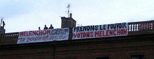 Les sympathisants ne craignent pas la pluie - Meeting de Jean-Luc Mélenchon à Toulouse