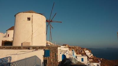 Santorin et moi (Chapitre 13 - Les moulins d'Oia) Santorin et moi (Chapitre 13 - Les moulins d'Oia)
