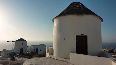 Santorin et moi (Chapitre 13 - Les moulins d'Oia) Santorin et moi (Chapitre 13 - Les moulins d'Oia)