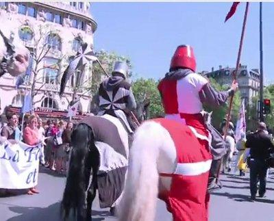 Prière de rue un dimanche en plein Paris, mais que font la droite populaire et Le Pen ? Prière de rue un dimanche en plein Paris, mais que font la droite populaire et Le Pen ?