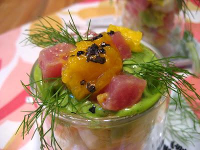 Tartare de saumon en pastel de couleurs pour la fête des mères ou les jours de canicule