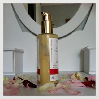 Je me tartine le corps au bodymilk de Dr. Hauschka...Et j'aime ça ! Je me tartine le corps au bodymilk de Dr. Hauschka...Et j'aime ça !