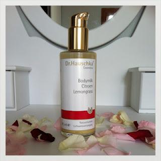 Je me tartine le corps au bodymilk de Dr. Hauschka...Et j'aime ça ! Je me tartine le corps au bodymilk de Dr. Hauschka...Et j'aime ça !