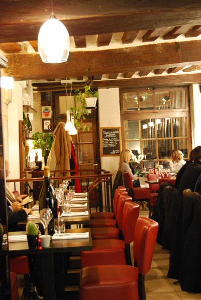 Salle-restaurant-c-est-mon-plaisir-ile-saint-louis-paris-hotel-du-jeu-de-paume C’est mon plaisir fait pétiller vos papilles!