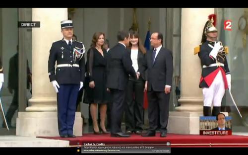 Poignée de main froide entre Nicolas Sarkozy et François Hollande