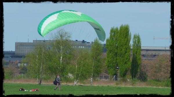 TEMPELHOF parapente.jpg Un aéroport sans avion