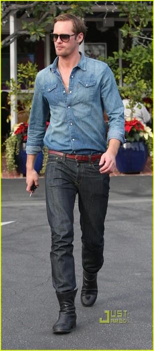 EXCLUSIVE: Alexander Skarsgård has lunch with a friend at Fred Segal in West Hollywood alexander skarsgard fred segal 01 308x700 Peut on porter du jean avec un jean?