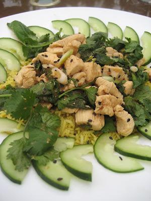 Salade au poulet (laab gai) à la mode de la cuisine de rue thaïe