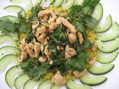 Salade au poulet (laab gai) à la mode de la cuisine de rue thaïe