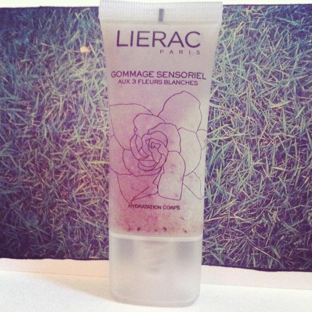 Lierac gommage sensoriel aux 3 fleurs Ma JolieBox : une première fois décevante