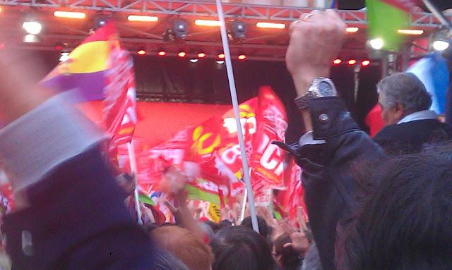 Les sympathisants ne craignent pas la pluie - Meeting de Jean-Luc Mélenchon à Toulouse Les sympathisants ne craignent pas la pluie - Meeting de Jean-Luc Mélenchon à Toulouse