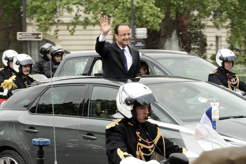 Et maintenant. Il est arrivé à l'Arc de Triomphe trempé. Malgré la pluie, François Hollande a remonté stoïquement toute l'avenue des Champs-Elysées debout dans sa voiture présidentielle: une Citroën DS5 décapotable. Il a salué d'un geste de la main la foule clairsemée qui l'attendait sur les trottoirs de la plus belle avenue du monde. Pour l'occasion, les Champs-Elysées étaient interdits à la circulation et pavoisés de drapeaux français et européens. Le ciel, lui, était gris anthracite. En haut de l'avenue, le costume humide et les lunettes embuées, il a rendu hommage au soldat inconnu. François Hollande a ensuite pris un bain de foule, beaucoup plus chaleureux... Puis il a quitté les lieux en voiture, fermée cette fois. Sa compagne Valérie Trierweiler à ses côtés, il a salué de la main tous ceux qui, eux aussi, ont bravé l'averse pour voir de leurs propres yeux le 7e président de la République.
