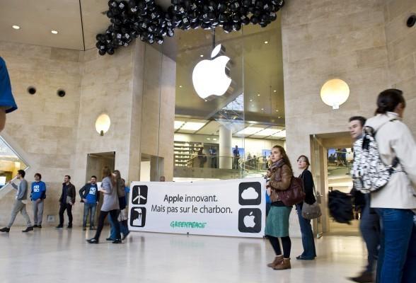 Action à l'Apple store du Louvre à Paris - Crédits photographiques : Greenpeace France/ Emile Loreaux