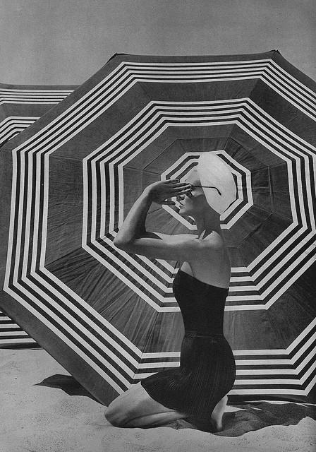 DECOuvrir-graphique A black & white graphic and geometric mix