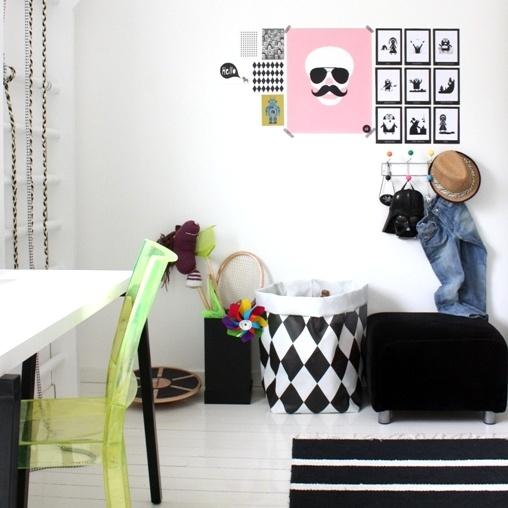 DECOuvrir-graphique A black & white graphic and geometric mix