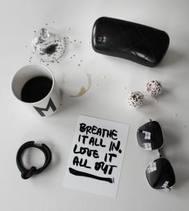 DECOuvrir-graphique A black & white graphic and geometric mix