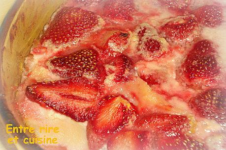 Clafoutis-fraises-rose-001.JPG