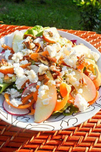 Salade estivale aux pommes, carottes, radis, noix de pécan et feta / Summer Salad with Apple, Carrot, Radish, Pecan and Feta