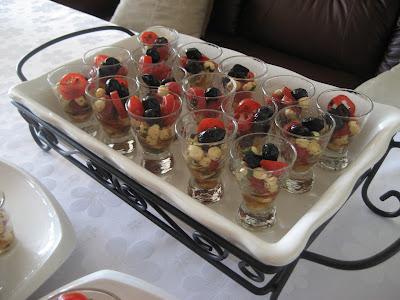 Verrines aux perles de bocconcini, minis tomates pachino et  basilic pour vos buffets et réceptions estivales