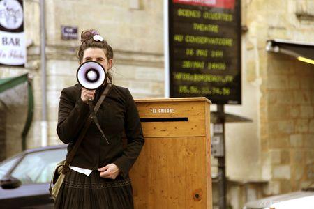 Reportage Photos - Un crieur public et des boites à messages à Saint Michel pour faire entendre sa voix ! IMG_5082